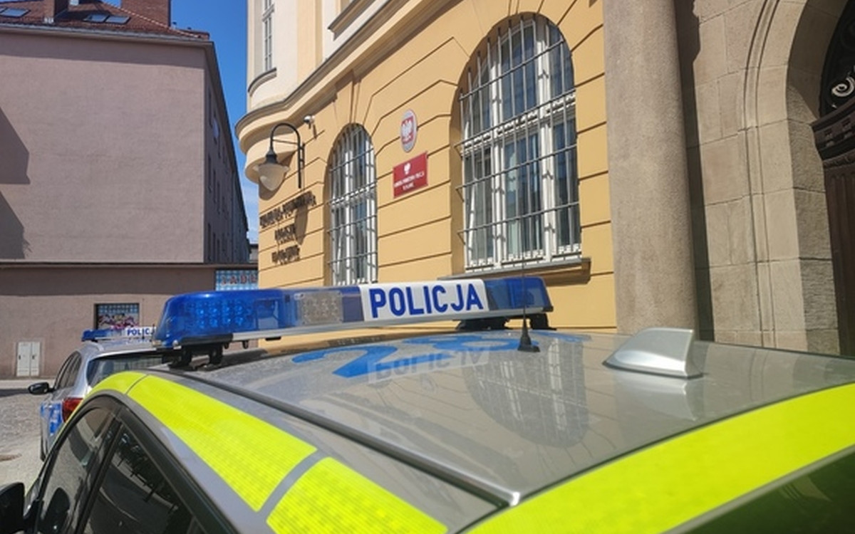 Nie czekali. Weszli do mieszkania siłą i uratowali życie seniorowi