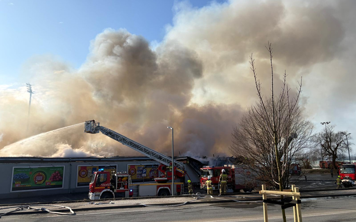 Ogromny pożar Biedronki w Polkowicach. 20 zastępów straży w akcji
