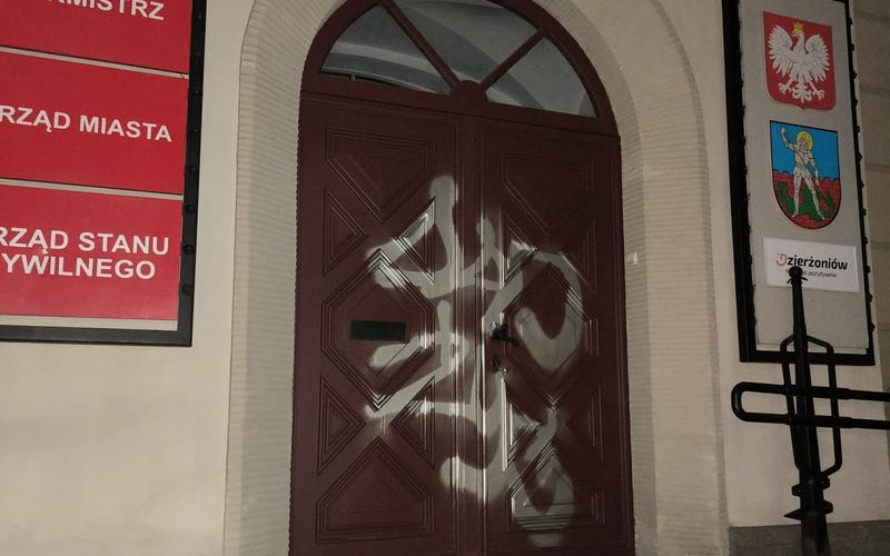 Głośna sprawa zniszczenia elewacji ratusza i kamienicy