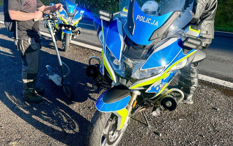 Nieodpowiedzialna jazda hulajnogą po drodze krajowej