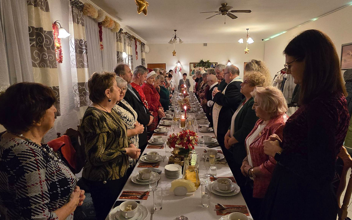 Spotkanie wigilijne. Seniorzy ze Złotego Stoku podzielili się opłatkiem