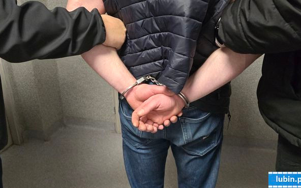 Podjechał autem i zaczął strzelać w kierunku restauracji. 25-latek zatrzymany