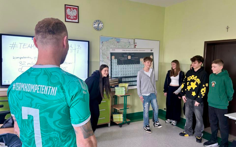 „Team Kompetentni” ruszył do szkół. Lekcje z mistrzem