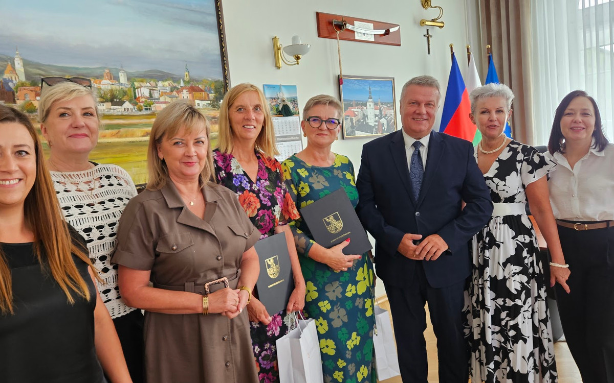 Uroczyste pożegnanie i awanse nauczycieli w Dzierżoniowie