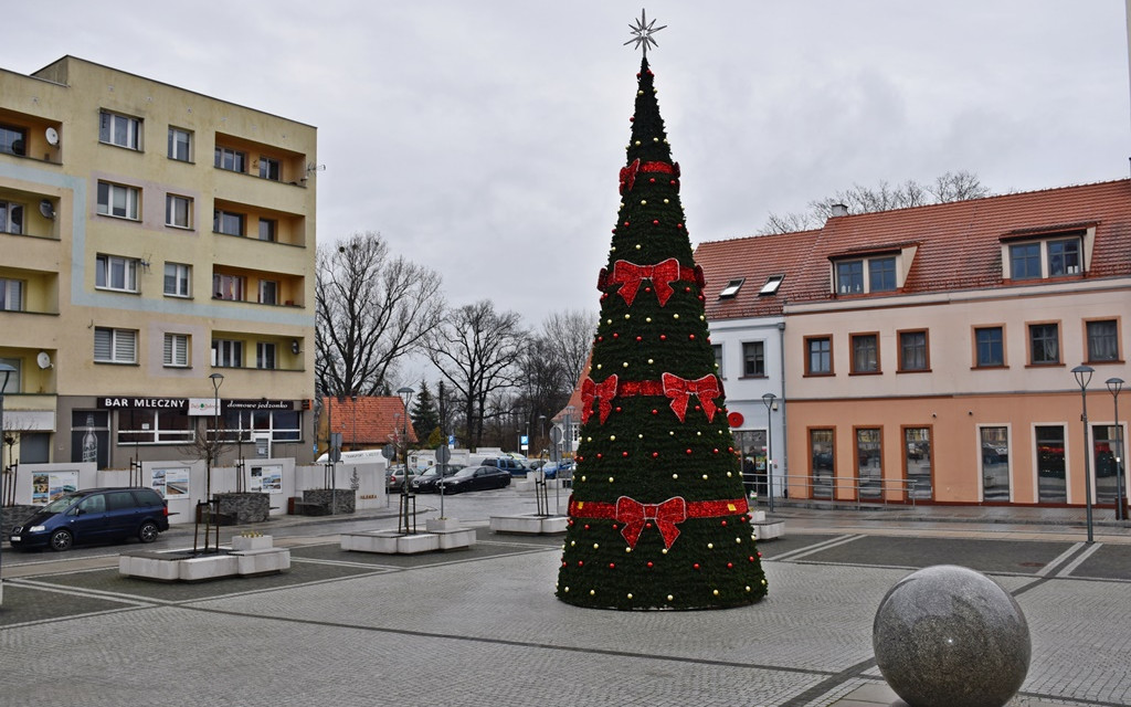 Choinka już stoi w centrum Ścinawy. Rozbłyśnie 6 grudnia!