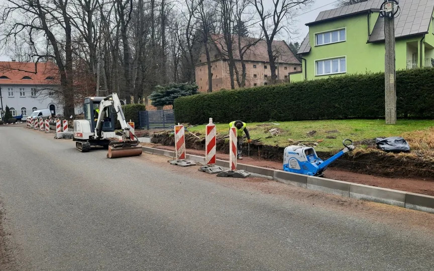 Praca przy ulicy Parkowej w Czarnym Borze idzie zgodnie z planem
