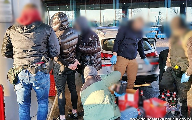 Przejechał granicę z narkotykami w aucie. Przewoził prawie 30 litrów płynnej amfetaminy