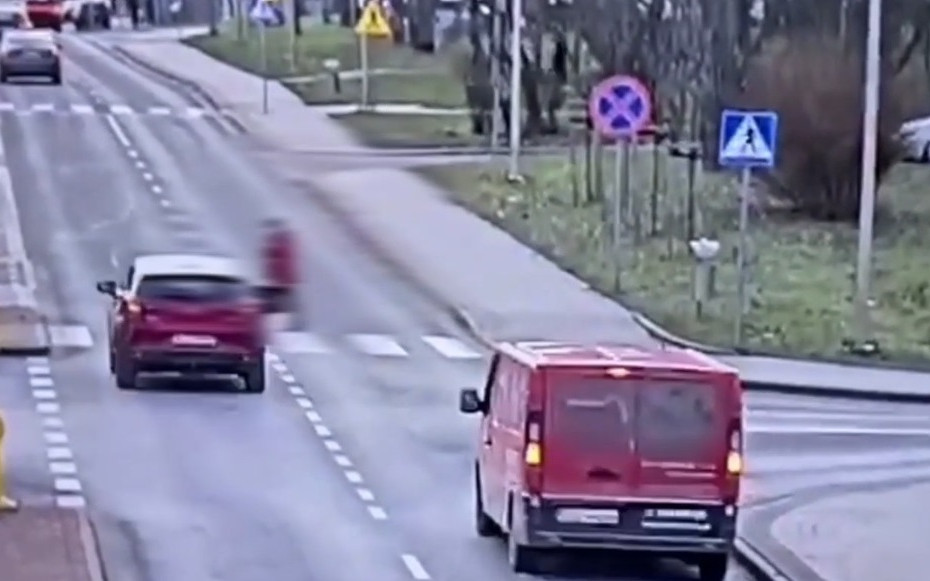 Seniorka potrącona na pasach. Kierowca mówił policji, że jej nie widział