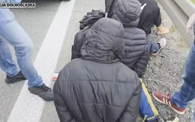 Policja zatrzymała dwóch kurierów przewożących nielegalnych migrantów