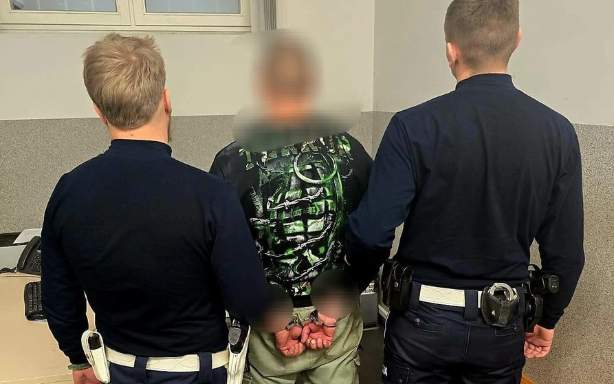 Na widok policjantów zaczął uciekać, a potem urwało się koło w samochodzie