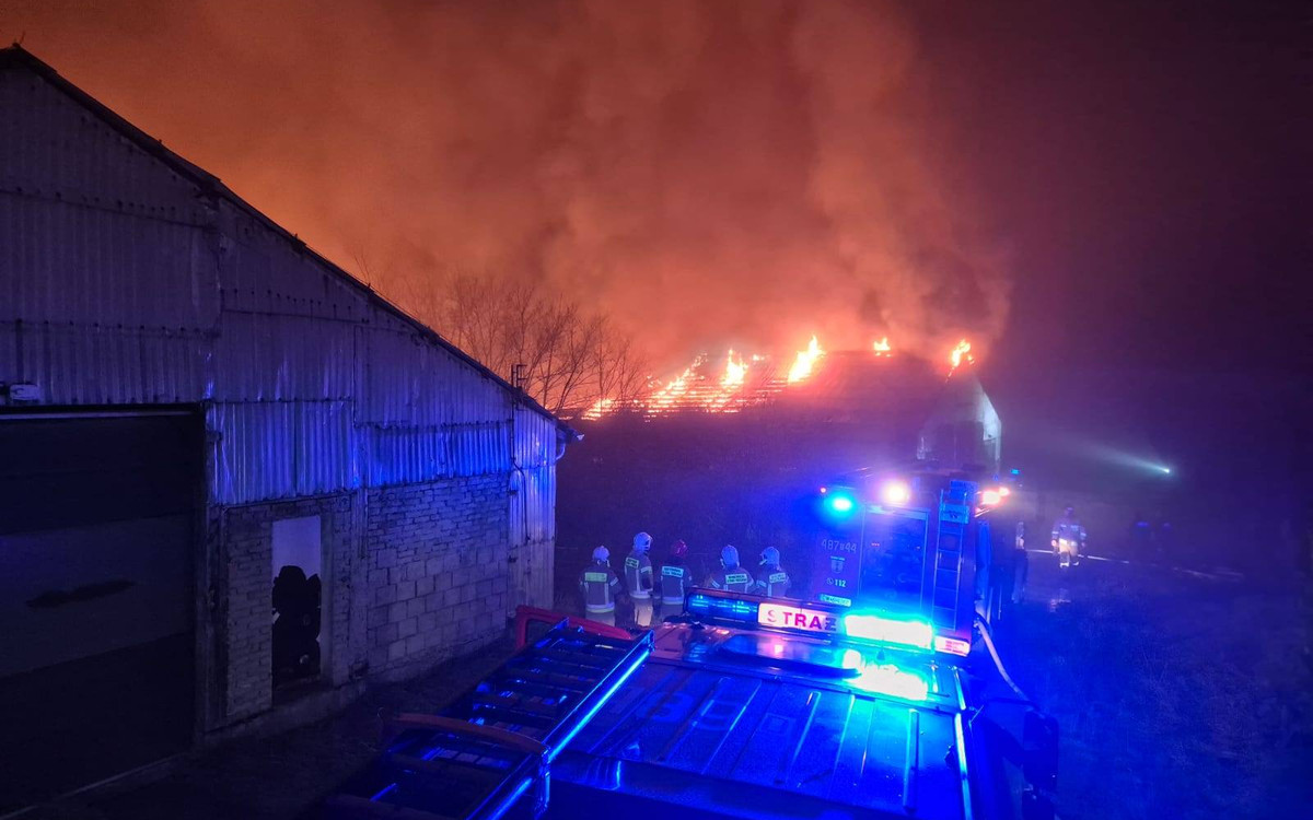 Akcja gaśnicza byłego kurnika trwała całą noc