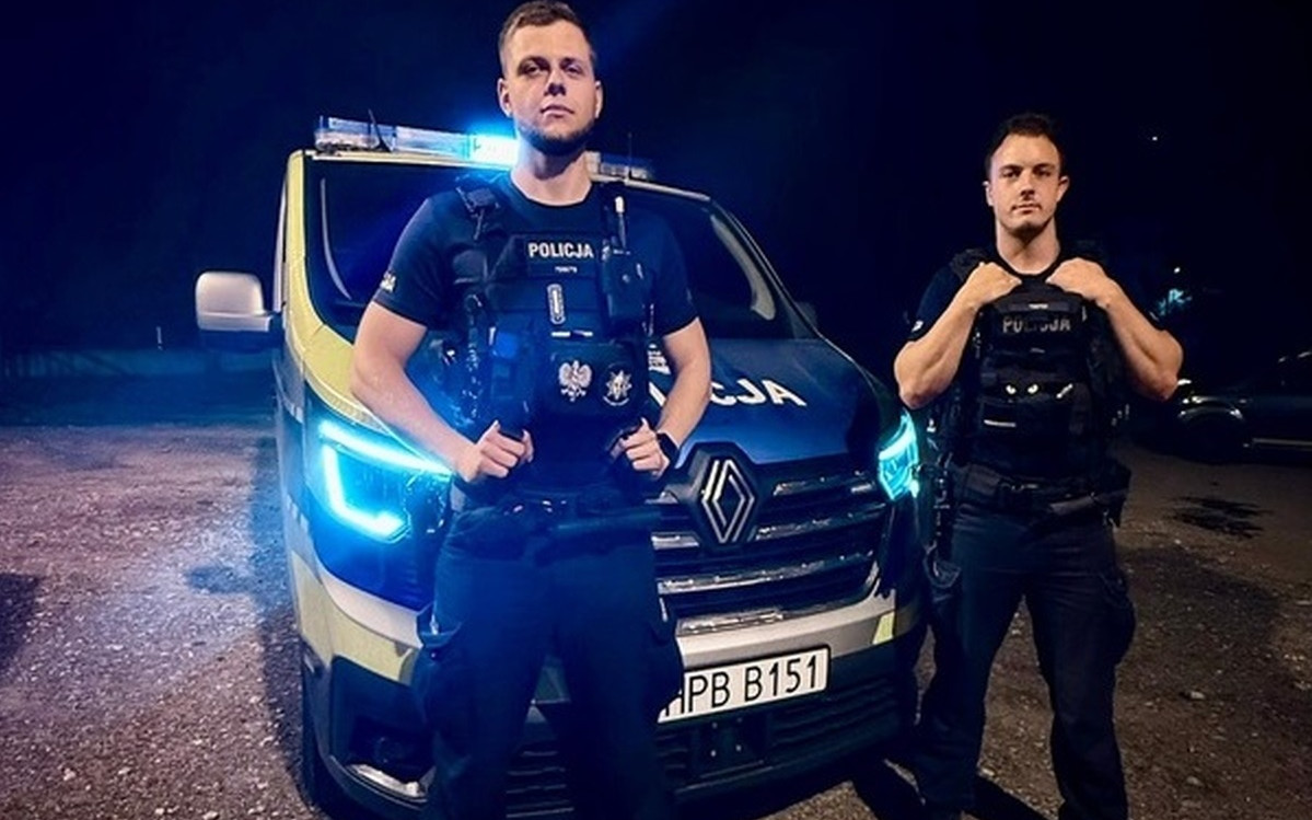 Inni omijali go. Policjanci ruszyli mu na pomoc