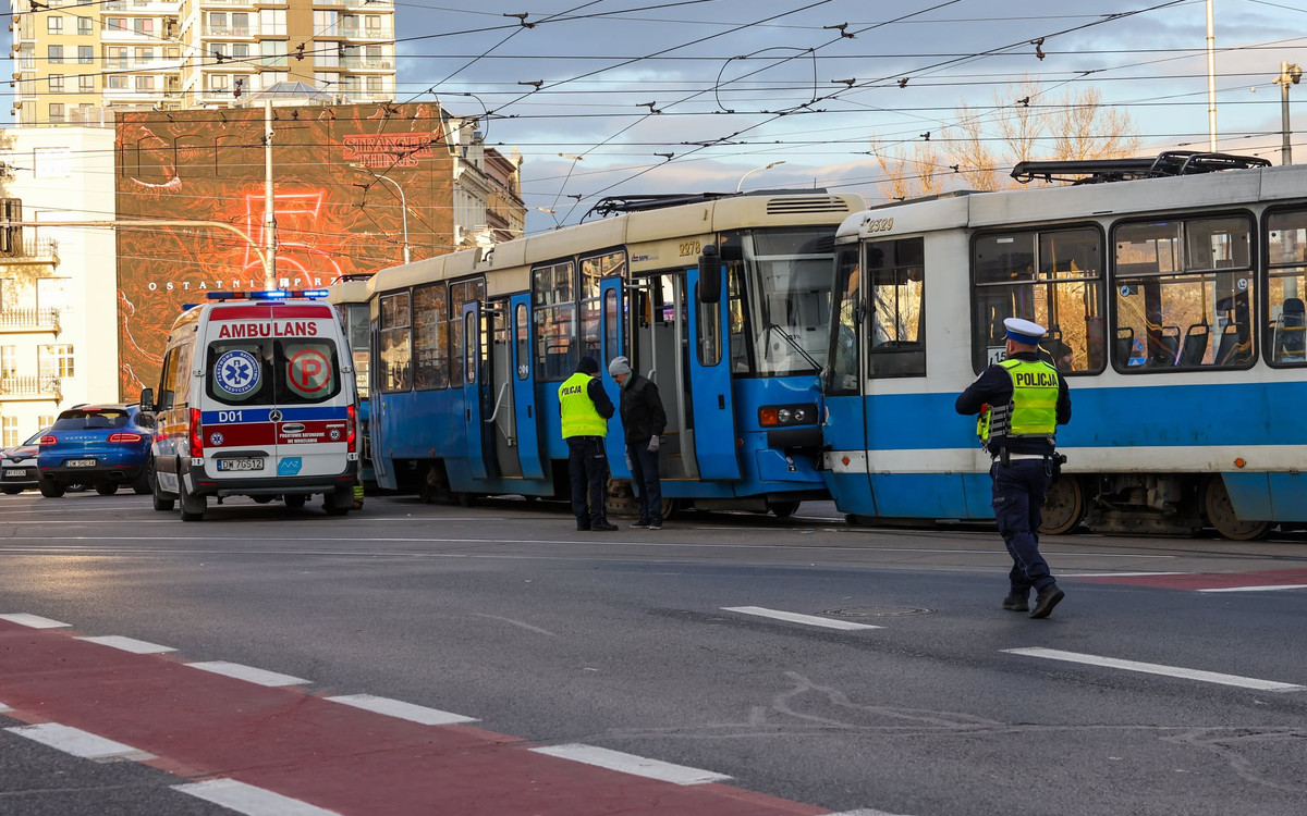 Zderzenie dwóch tramwajów. Dwie osoby zostały poszkodowane