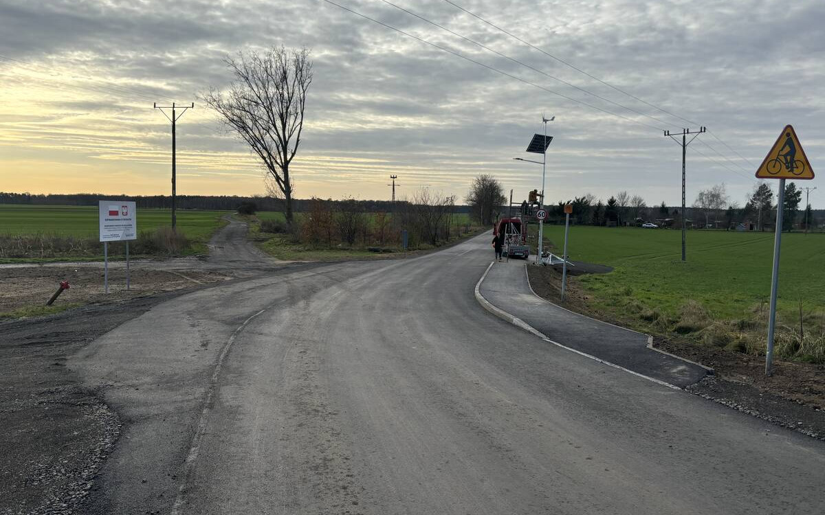 Przebudowali drogę z Gaworzyc do Dzikowa. Mieszkańcy już po niej jeżdżą!