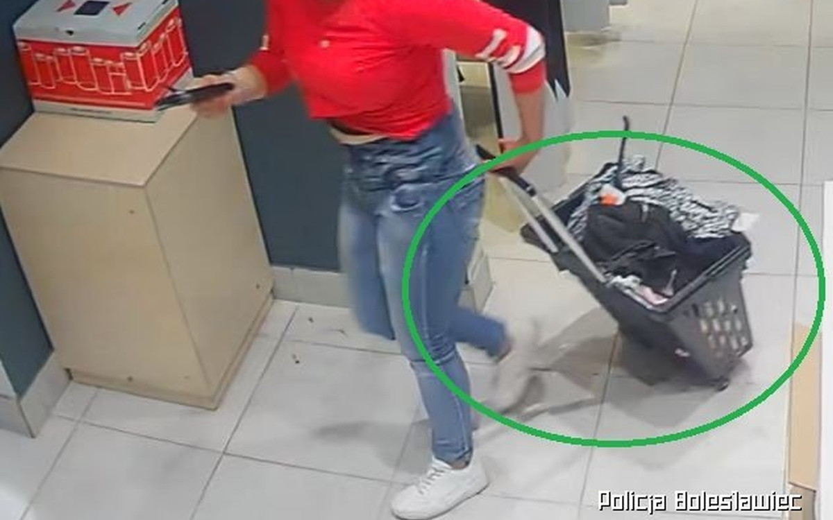 W przymierzalni ubrała się, resztę łupów zapakowała w torby i wyszła