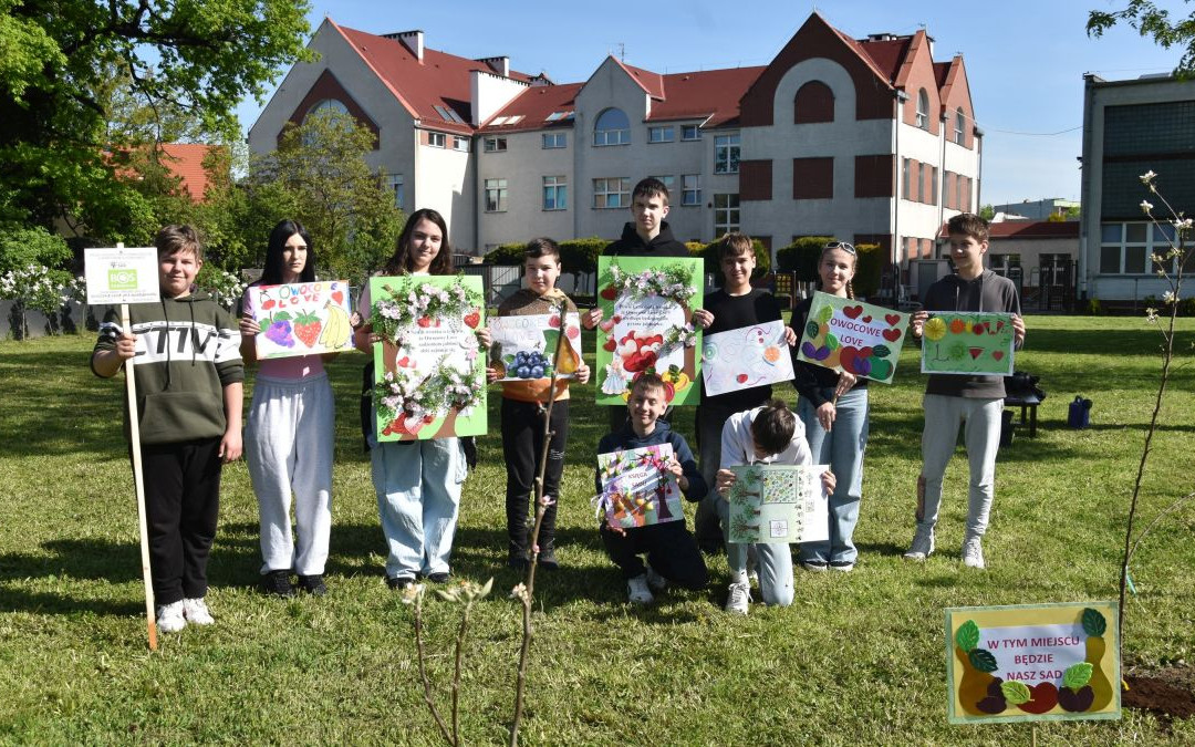 „Tradycyjny Sad” – uczniowie sadzą drzewa owocowe