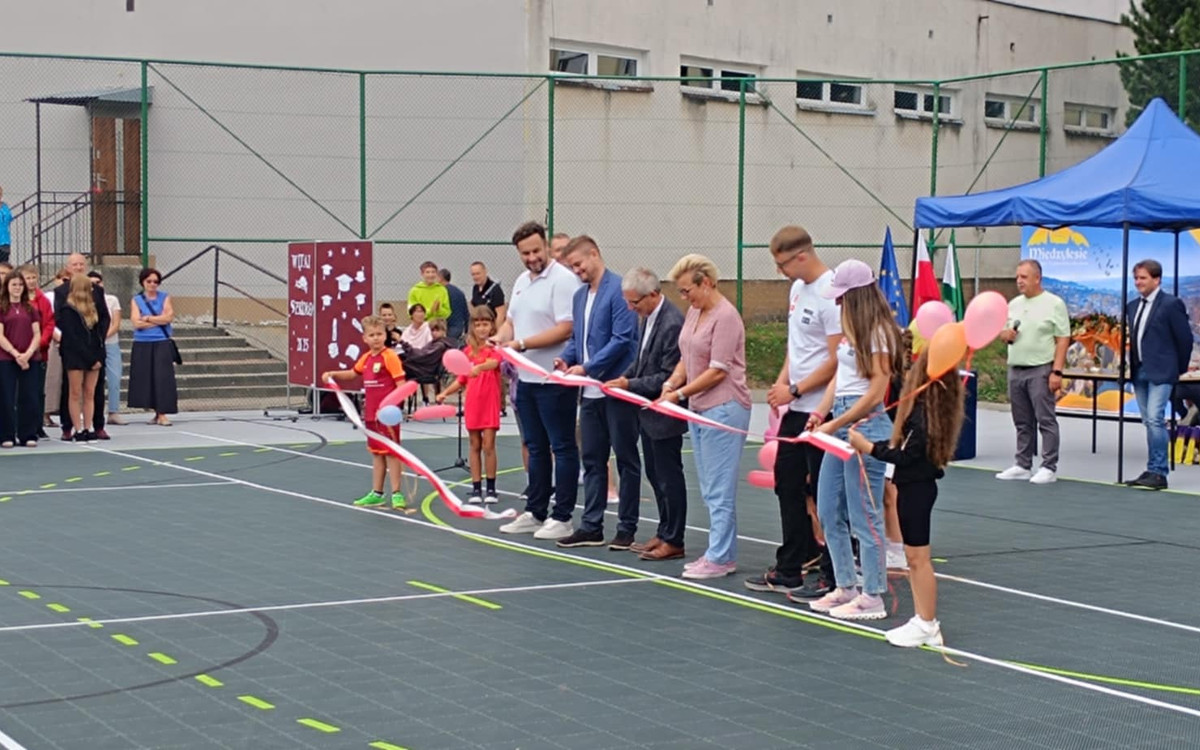 Nowe boisko przy szkole w Międzylesiu już otwarte