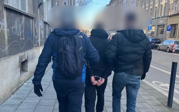 Atakował ludzi na ulicy. Został zatrzymany przez policję