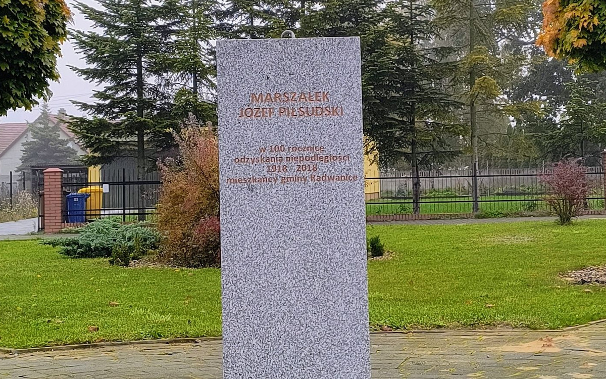 Radwanice w szoku. Zniknęło popiersie Marszałka Piłsudskiego