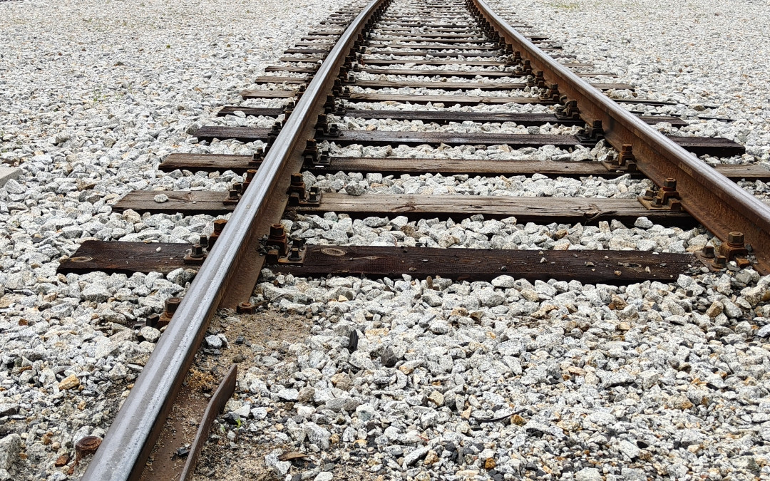 Tragedia na torach. Pociąg potrącił rowerzystę