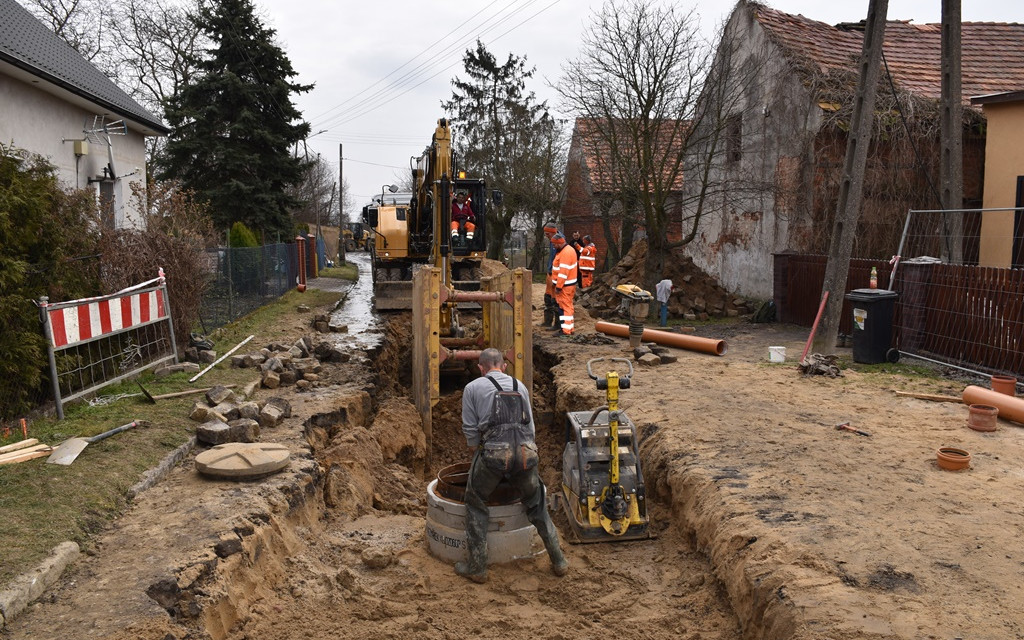 Budują sieć kanalizacyjną w miejscowości Redlice