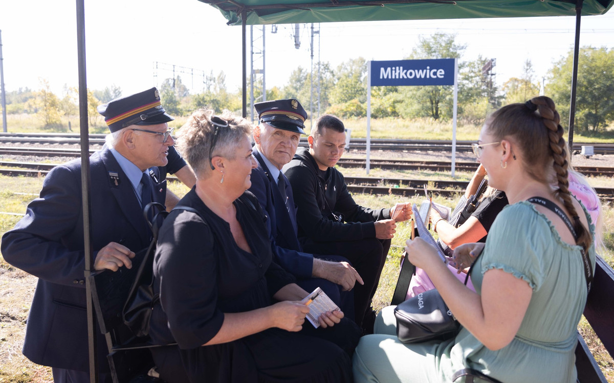 Goście z Kunic zwiedzili Wioskę Kolejarza w Miłkowicach