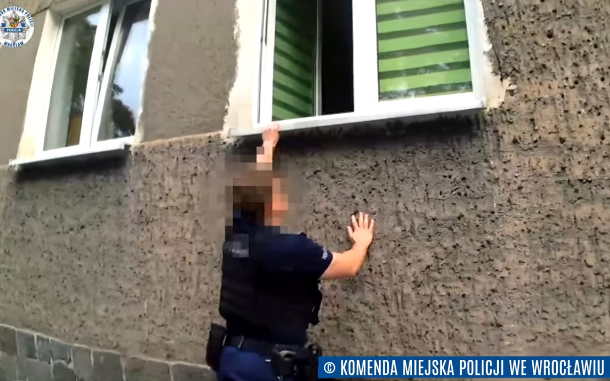 42-latek w potrzebie. Policjanci weszli przez okno i wezwali ratowników medycznych